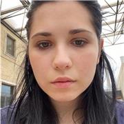 Ragazza universitaria impartisce lezione di letteratura italiana